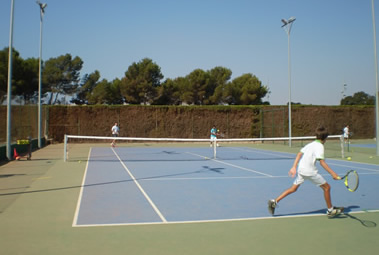 Cours de tennis pour enfants en Espagne
